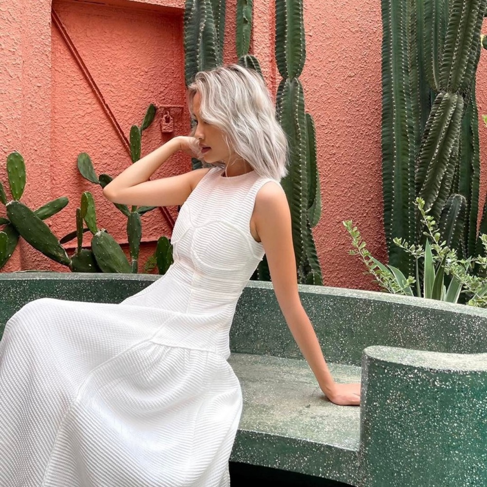 Elegant White Sleeveless Dress
